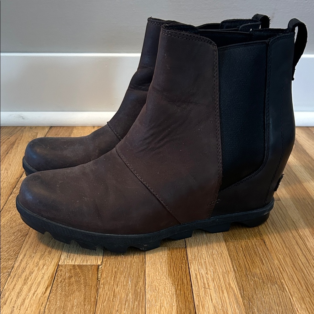 Sorel. Dark Brown and Black Ankle Boots